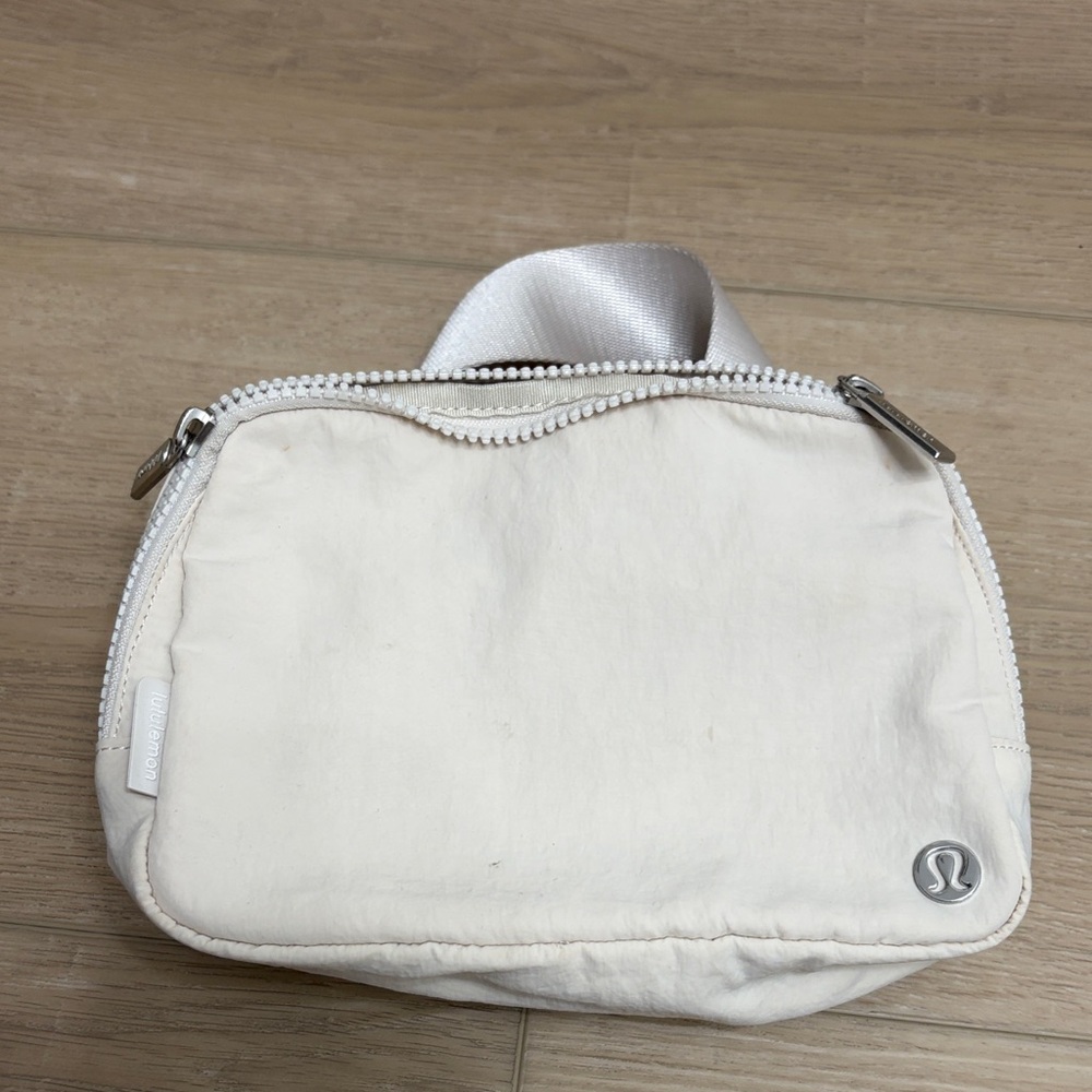 Lululemon 2L belt bag white opal